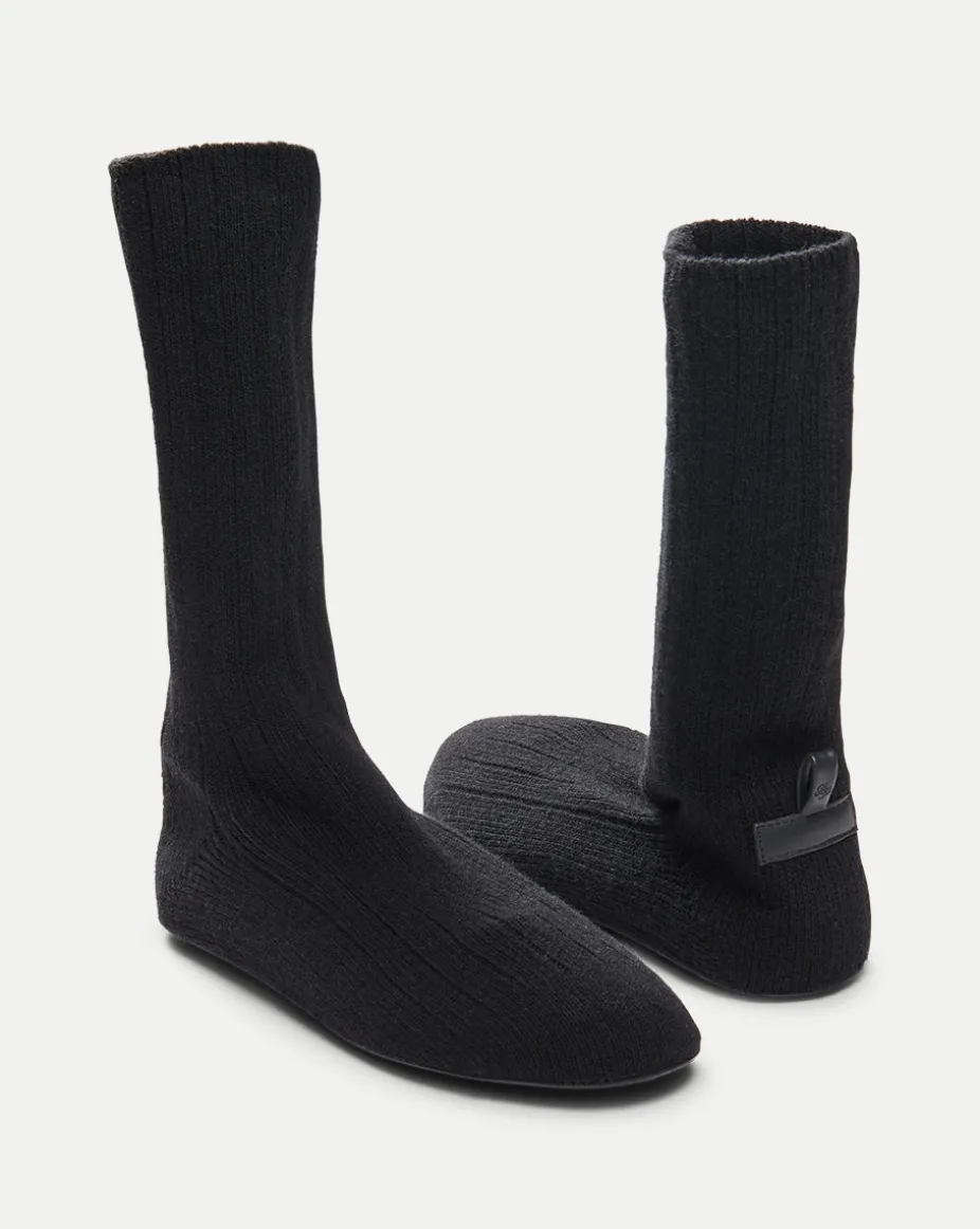 Flexible Knit Shoe in Black